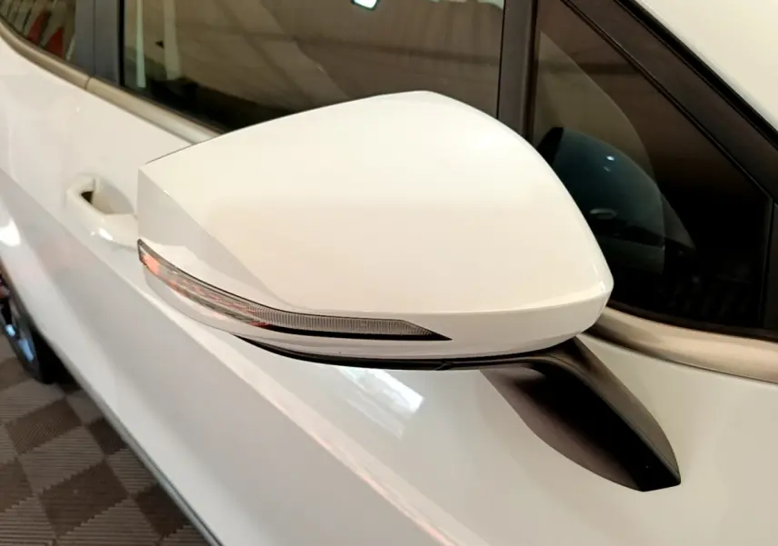 Rétroviseur droit blanc avec clignotant intégré sur KIA SPORTAGE hybride rechargeable vue de près côté droit.