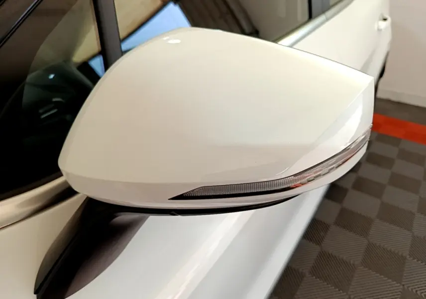 Rétroviseur blanc côté droit du Kia Sportage 2022 hybride rechargeable, avec clignotant intégré, vue rapprochée.