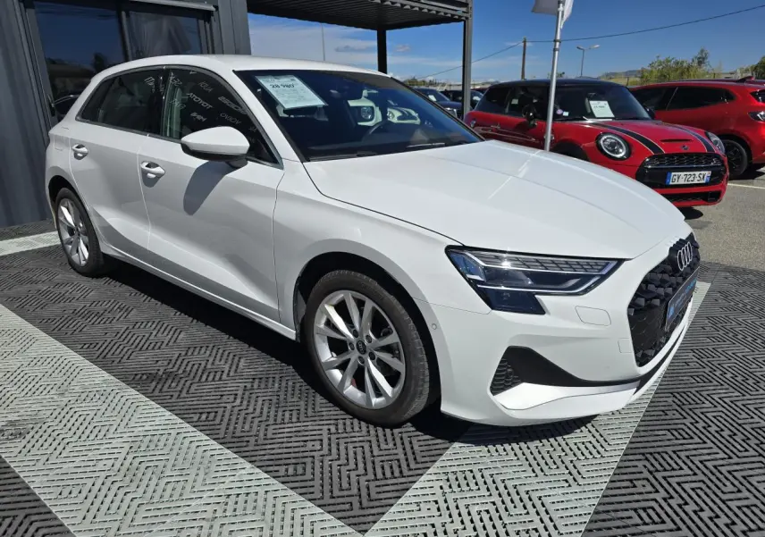 Audi A3 Sportback blanc Arkona vue 3/4 avant droit avec phares LED et jantes alliage 5 branches parallèles.
