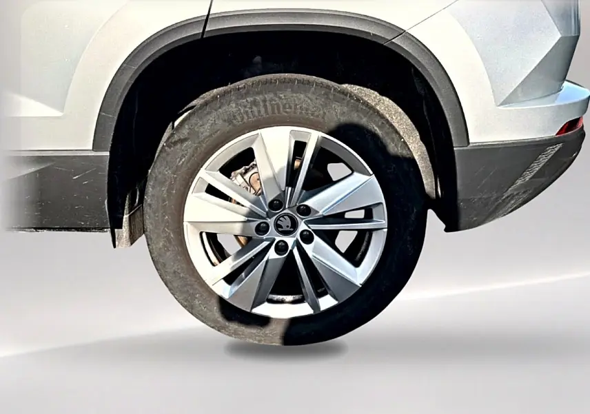 Gros plan sur la roue arrière droite grise d’un Skoda Karoq 1.5 TSI 150 avec jante alu à plusieurs branches.