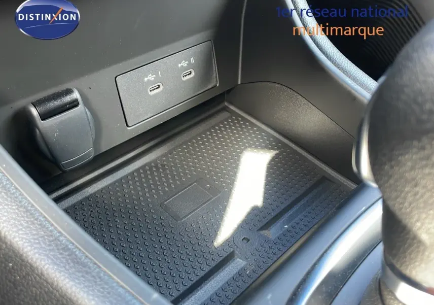 Gros plan sur la console centrale du Renault Captur 2025, montrant les ports USB et un espace de rangement noir texturé.