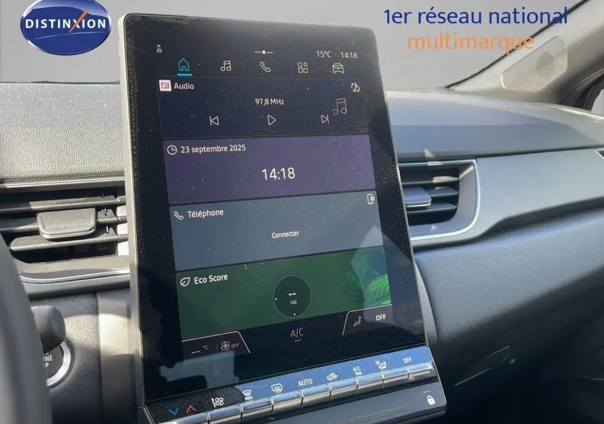 Écran tactile central du Renault Captur 2025 affichant radio, téléphone et score éco, intérieur gris et noir.