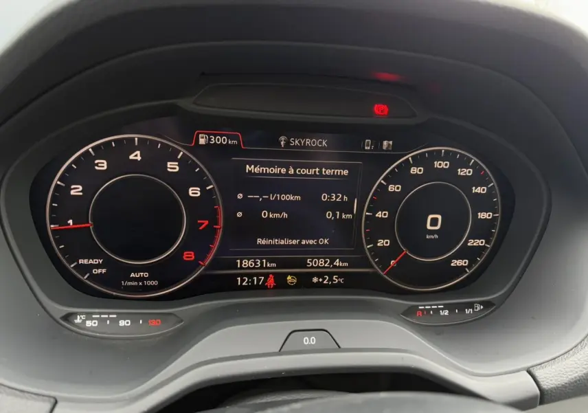 Vue rapprochée du tableau de bord numérique de l'Audi Q2 30 TFSI S-Line 2024, affichage clair et moderne.