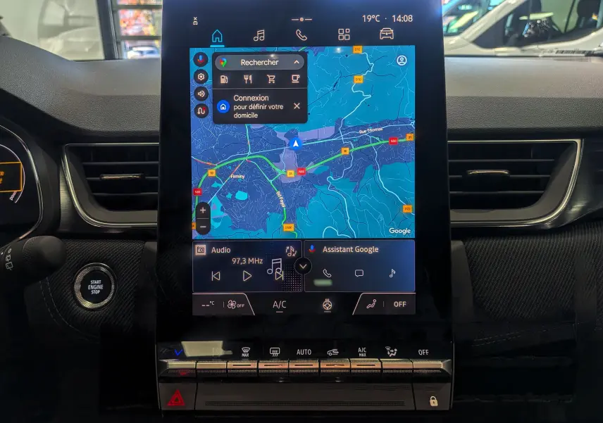 Vue rapprochée de l'écran tactile central du tableau de bord du Renault Captur E-TECH 2025, affichant la navigation GPS.