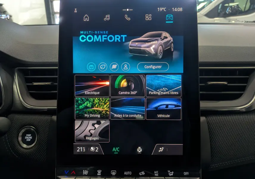 Écran tactile central du Renault Captur E-TECH 2025 affichant le mode Confort et options de conduite.