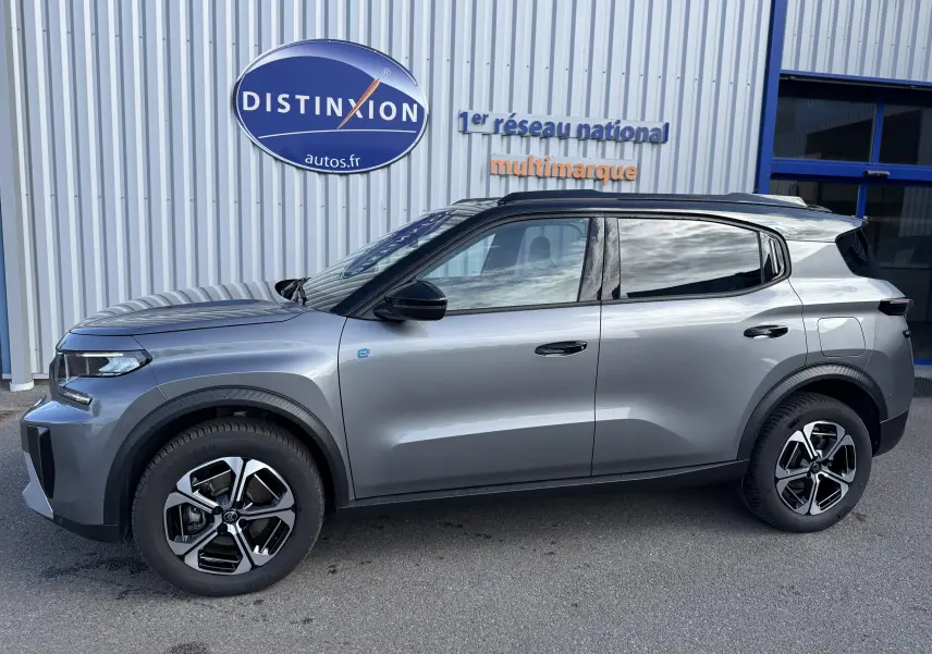 Vue de profil côté gauche d'une Citroën C3 Aircross électrique 2025 gris Mercury avec toit noir et jantes bi-ton.