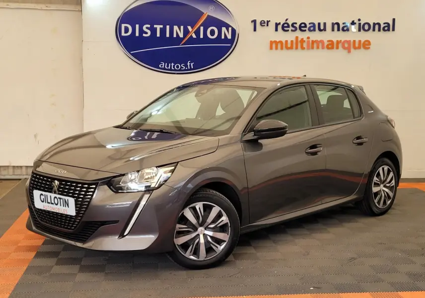 Peugeot 208 gris foncé vue 3/4 avant droit, avec calandre distinctive et jantes modernes en concession.
