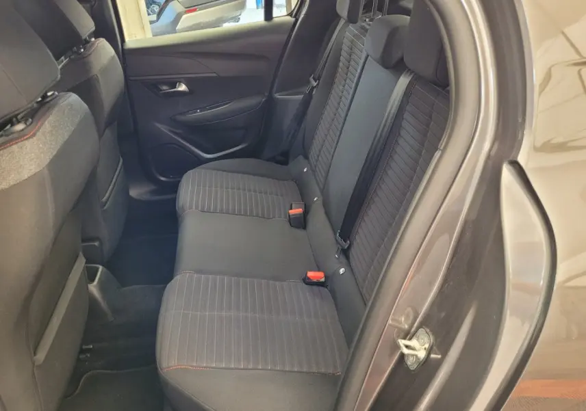 Vue intérieure côté droit sur la banquette arrière gris foncé de la Peugeot 208 BlueHDi 100 S&S Active Pack 2023.