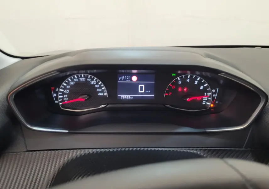 Tableau de bord de Peugeot 208 BlueHDi 100 S&S Active Pack 2023, affichage numérique et compte-tours rouge.