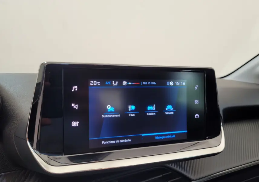 Écran tactile central 7 pouces de la Peugeot 208 gris foncé, affichant les réglages de conduite et sécurité.