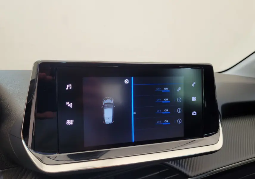 Écran tactile central affichant les réglages du véhicule Peugeot 208 gris foncé, vue intérieure frontale.