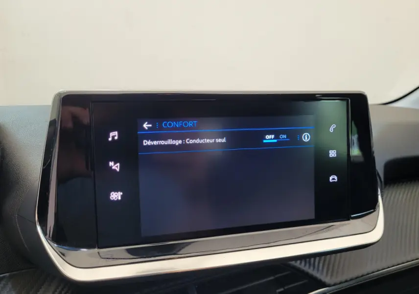 Écran tactile central de la Peugeot 208 gris foncé affichant le menu confort avec option déverrouillage conducteur seul activée.