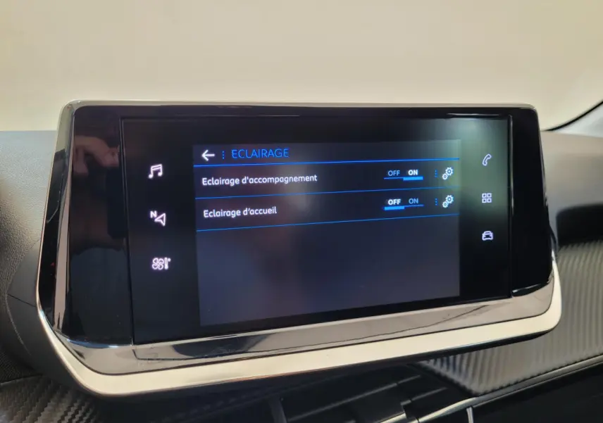 Écran tactile central affichant les réglages d’éclairage dans l’habitacle d’une Peugeot 208 gris foncé 2023.