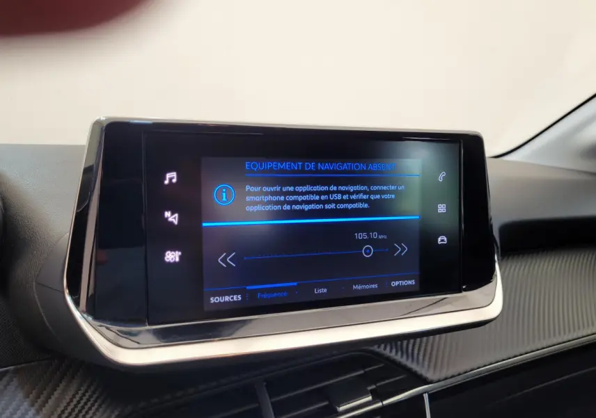 Écran tactile central de 7 pouces du tableau de bord d’une Peugeot 208 gris foncé, version BlueHDi 2023.