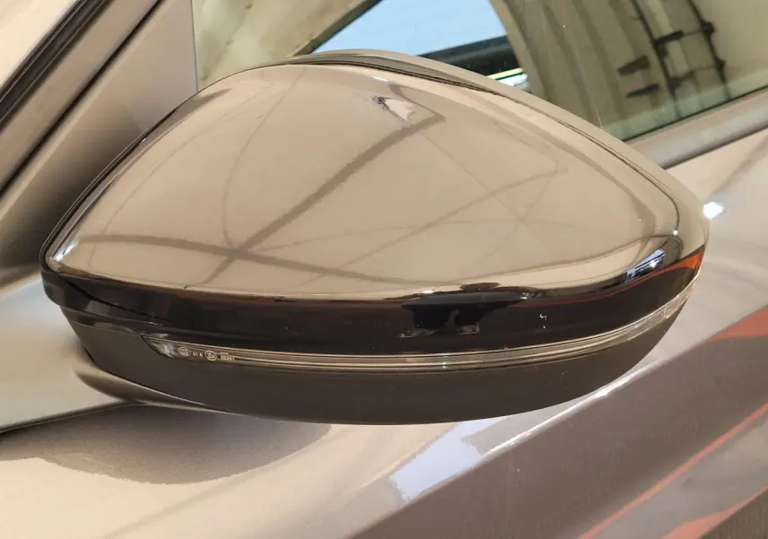 Rétroviseur extérieur droit gris foncé de la Peugeot 208 2023 avec clignotant intégré et finition lisse.