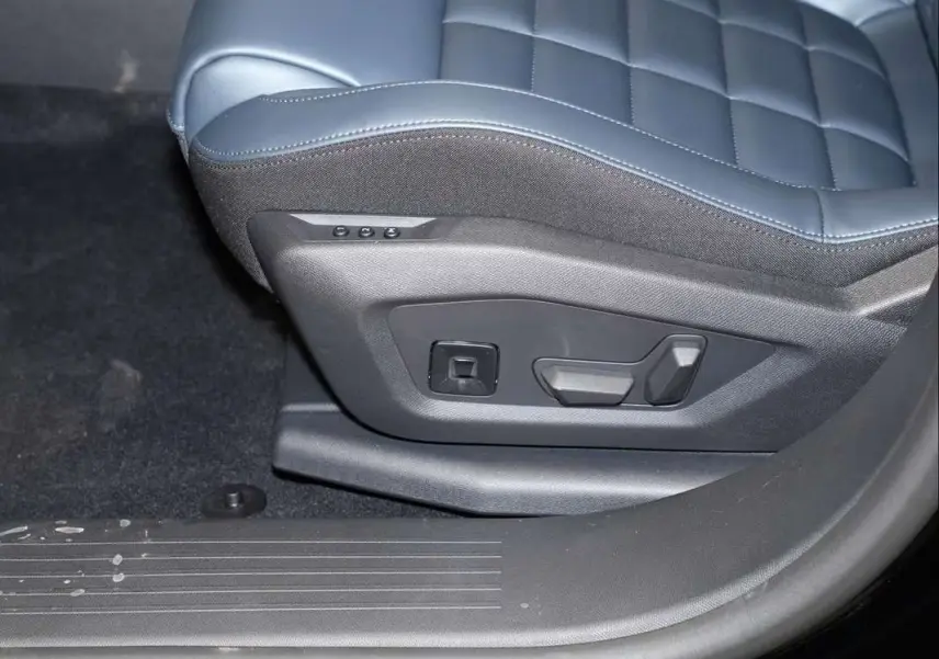 Détail du siège conducteur bleu avec commandes électriques sur le côté, intérieur du Citroën C5 Aircross 2026.