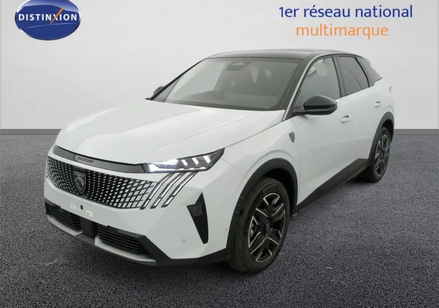 Vue 3/4 avant droit d’un Peugeot 3008 Hybrid blanc Okenite avec toit noir, calandre distinctive et phares LED marqués.