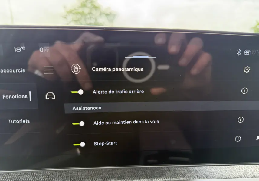 Écran tactile du tableau de bord du Peugeot 3008 Hybrid 2026 montrant les options d'assistance à la conduite.