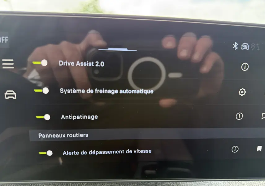 Écran tactile intérieur du Peugeot 3008 Hybrid 145ch GT, affichant les options d’aide à la conduite activées.