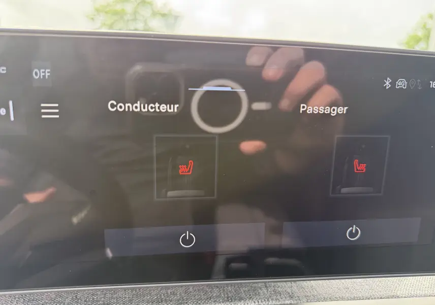Écran tactile intérieur du Peugeot 3008 Hybrid 2026 montrant les commandes de sièges chauffants conducteur et passager.