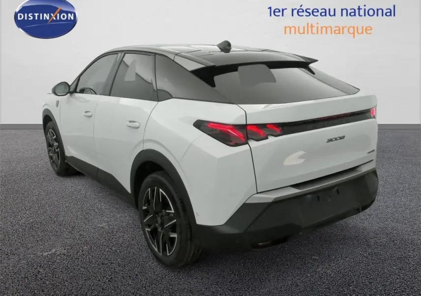 Vue 3/4 arrière droite du Peugeot 3008 Hybrid blanc Okenite avec toit noir et jantes noires distinctives.