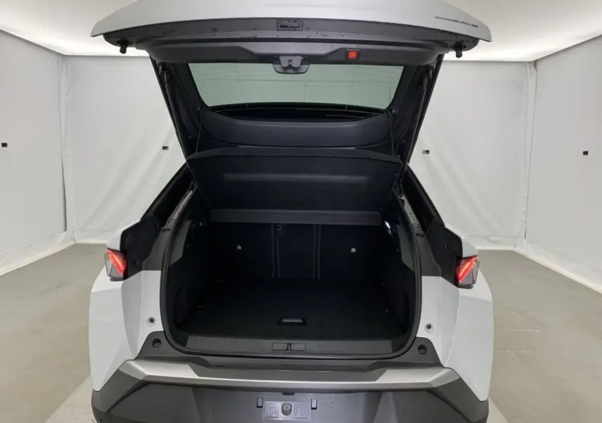 Vue intérieure du tableau de bord du Peugeot 3008 Hybrid 2026, avec écran tactile et navigation affichée.