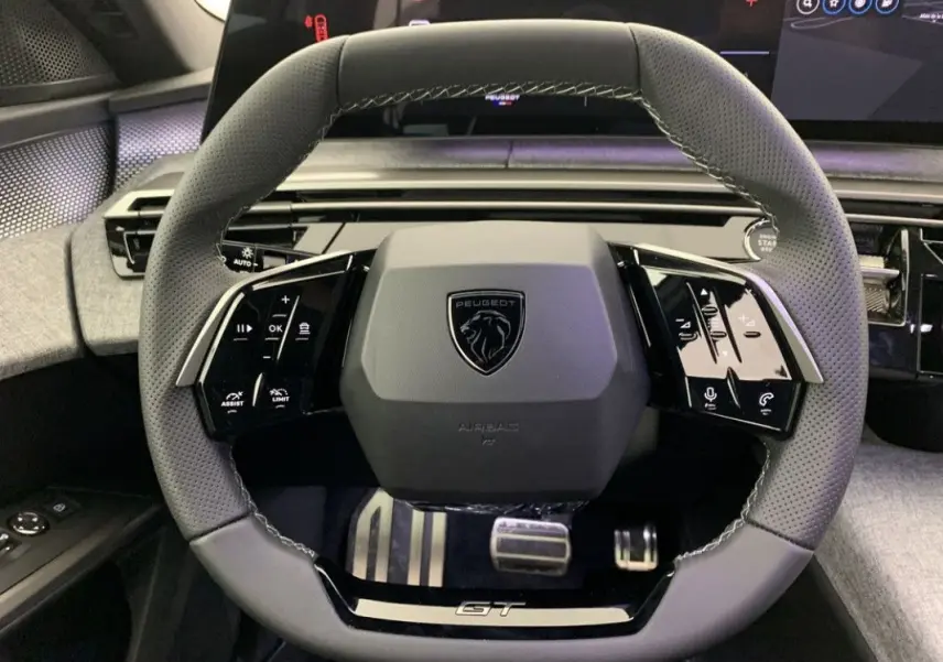 Vue intérieure des sièges arrière en cuir noir et tissu gris du Peugeot 3008 Hybrid 2026, côté droit visible.