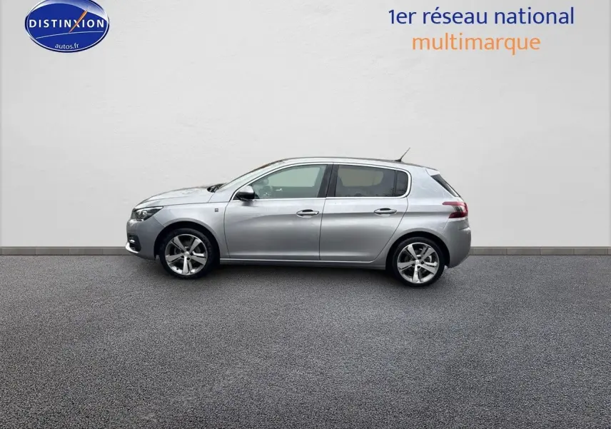Peugeot 308 gris Artense vue de profil côté gauche, soulignant ses lignes épurées et jantes alliage 17 pouces.