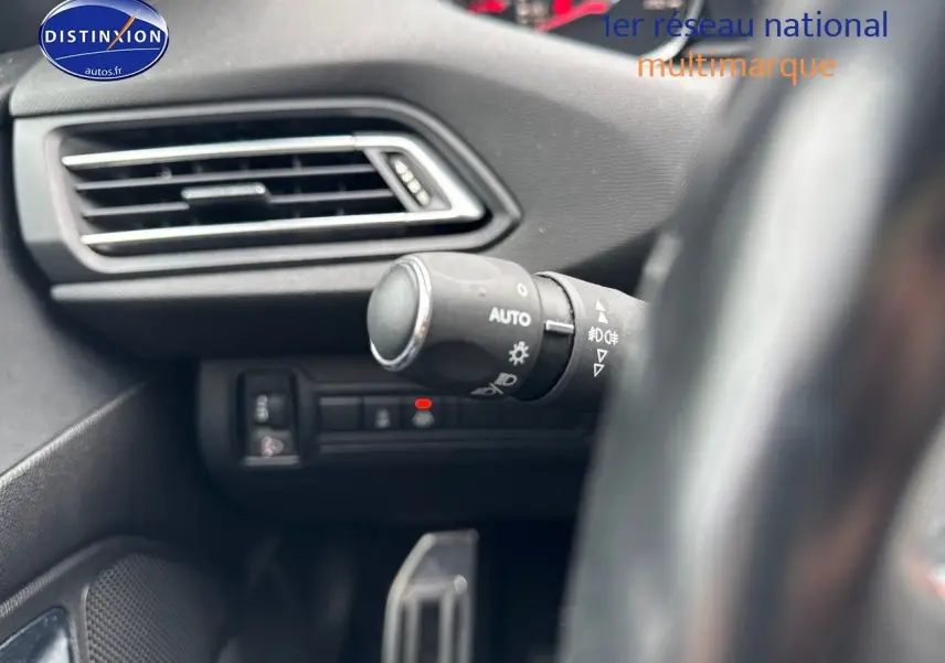 Gros plan sur la commande d'éclairage à gauche du volant dans l'habitacle d'une Peugeot 308 gris Artense 2019.