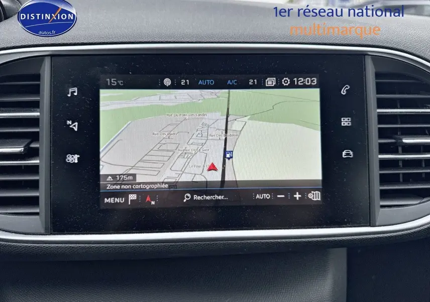 Écran tactile central du tableau de bord de la Peugeot 308 2019 affichant la navigation GPS en mode carte.