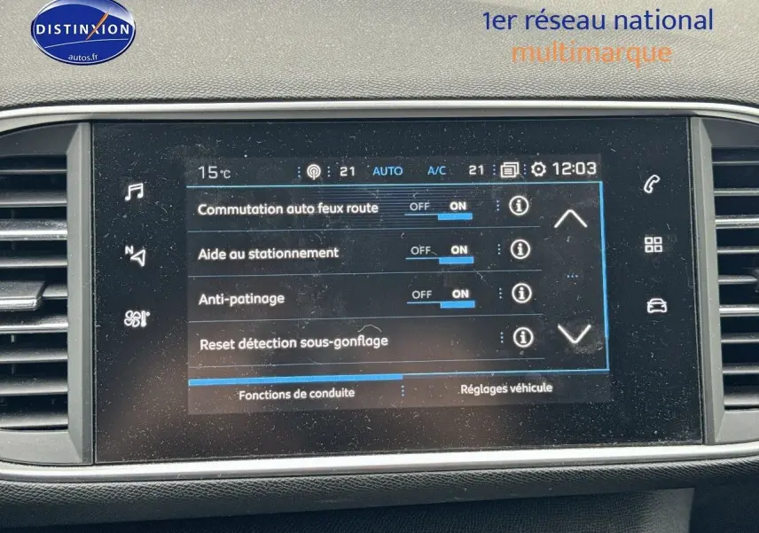 Écran tactile central de la Peugeot 308 gris Artense affichant les réglages d’aide à la conduite et sécurité.
