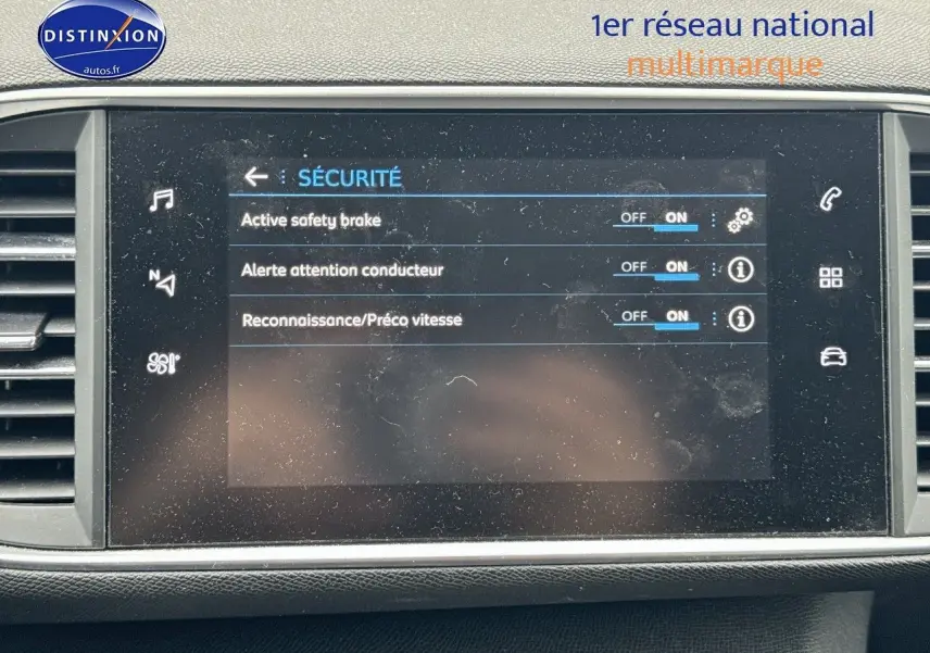 Écran tactile central de la Peugeot 308 gris Artense affichant les options de sécurité activées.
