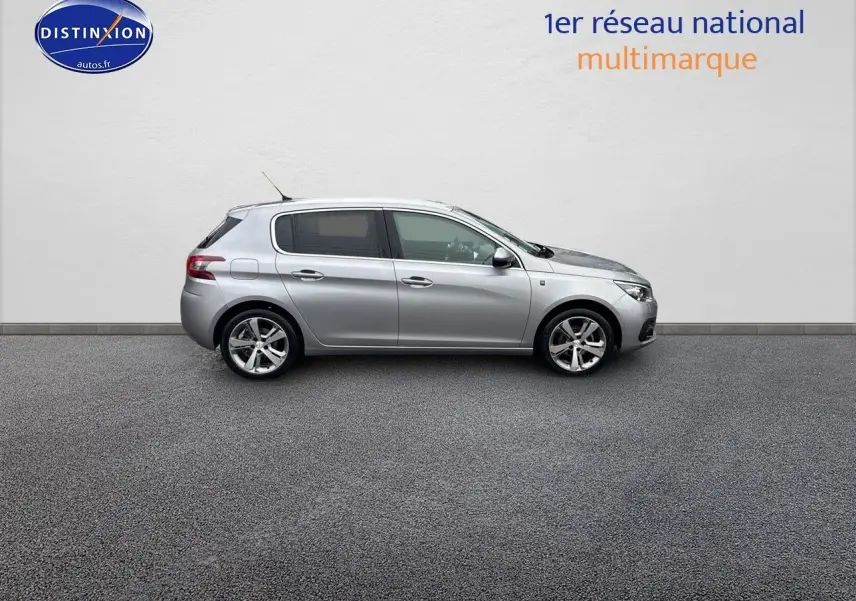 Profil côté gauche d'une Peugeot 308 gris Artense de 2019, compacte cinq portes sur fond neutre.