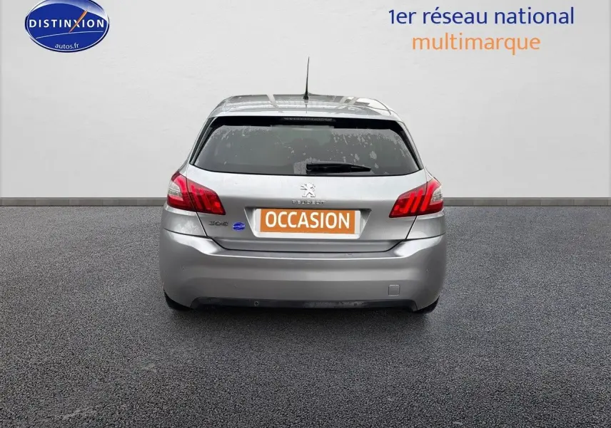 Vue arrière d'une Peugeot 308 gris Artense de 2019 avec feux rouges et plaque "OCCASION" visible.