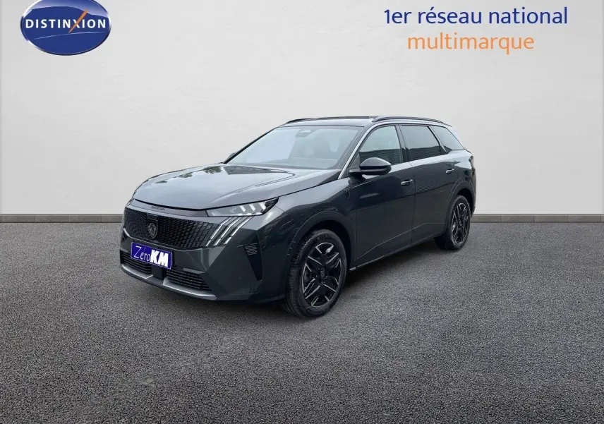 Peugeot 5008 Hybrid 136ch GT gris titane métal avec toit noir, vue 3/4 avant droit sur fond neutre.