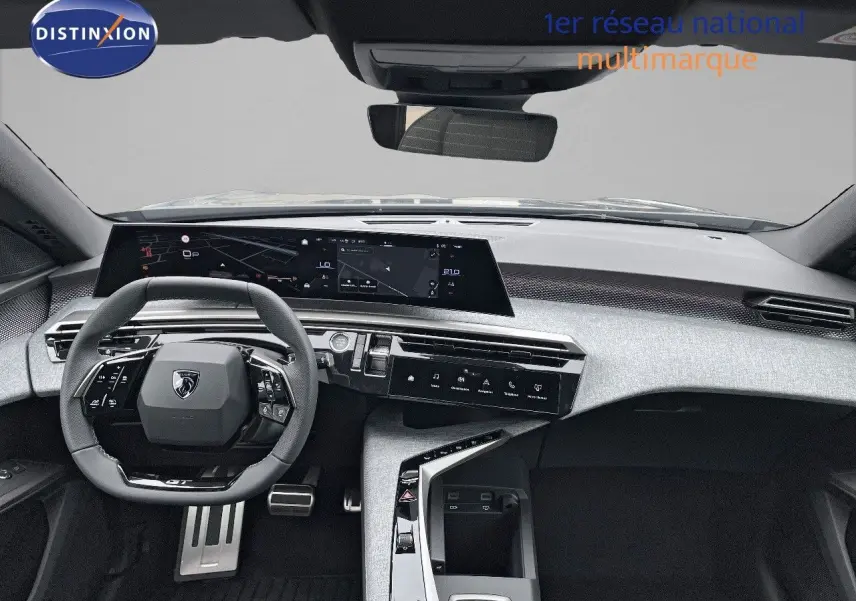 Intérieur du Peugeot 5008 Hybrid 136ch GT 2025, vue frontale du tableau de bord avec écran large et volant compact noir.