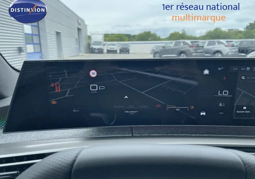 Vue intérieure du tableau de bord numérique du Peugeot 5008 Hybrid gris titane, affichant la navigation et les informations de conduite.