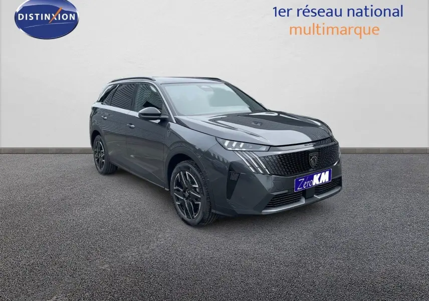 Peugeot 5008 Hybrid gris titane métal avec toit noir, vue 3/4 avant droit sur fond neutre.
