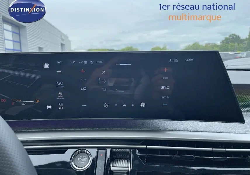 Tableau de bord numérique du Peugeot 5008 Hybrid 2025 affichant la climatisation, vu de face depuis le siège conducteur.