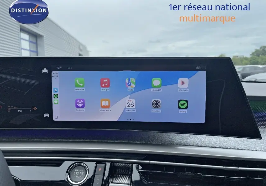 Vue intérieure du tableau de bord du Peugeot 5008 Hybrid 136ch GT 2025, écran tactile central affichant des applications connectées.