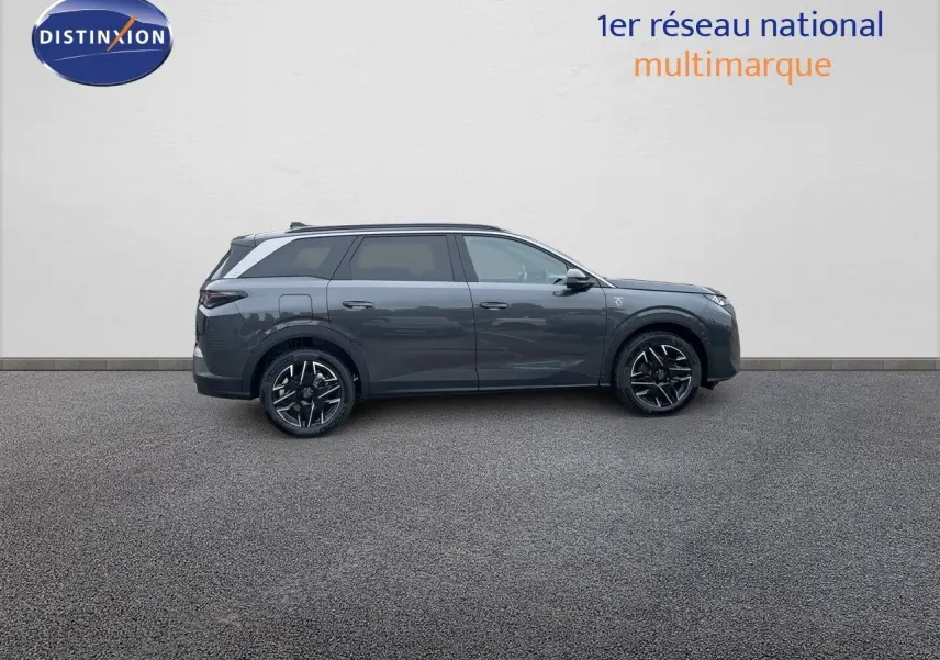 Profil côté gauche du Peugeot 5008 Hybrid gris titane avec toit noir et jantes noires en alliage.
