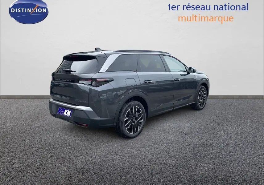 Peugeot 5008 Hybrid gris titane métal avec toit noir, vue 3/4 arrière côté droit sur fond neutre.