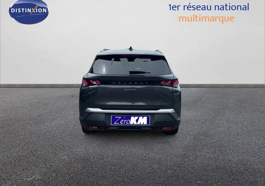 Vue arrière d'un Peugeot 5008 gris titane métal avec toit noir, mettant en valeur ses feux arrière distinctifs et son design moderne.