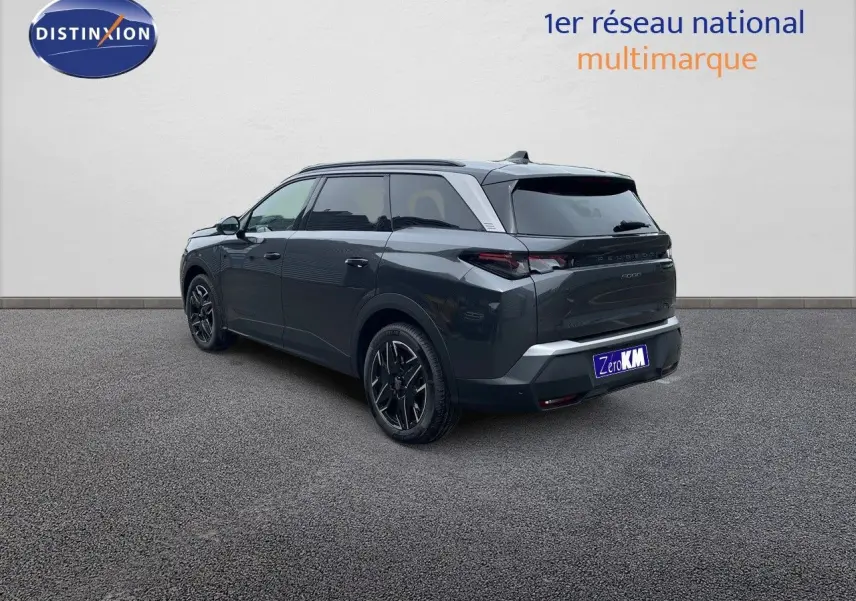 Vue 3/4 arrière droite du Peugeot 5008 Hybrid gris titane avec toit noir et jantes noires biton.