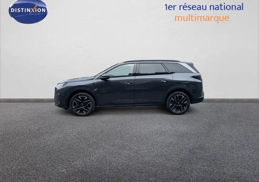 Peugeot 5008 hybride gris titane métal avec toit noir, vue profil côté gauche sur fond neutre.
