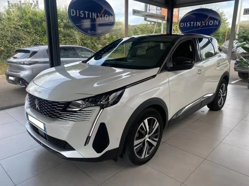 Peugeot 3008 blanc nacré en 3/4 avant droit, avec calandre chromée et phares LED distinctifs.