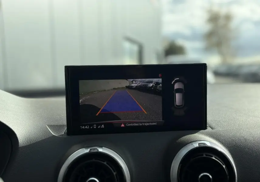 Écran central de l'Audi Q2 30 TFSI S-Line montrant la caméra de recul avec guidage de trajectoire.
