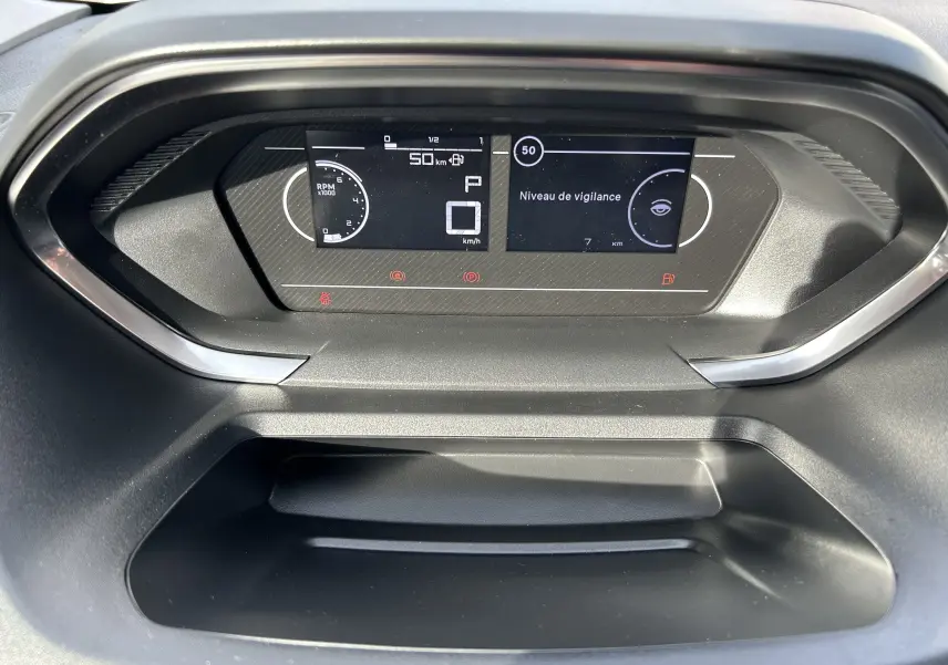 Tableau de bord numérique du Peugeot Partner Fourgon 2025 affichant la vitesse et le niveau de vigilance.