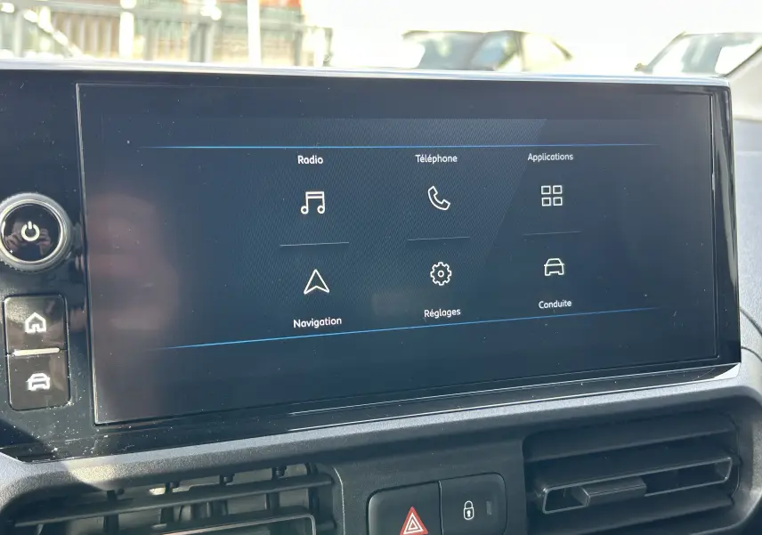 Écran tactile central du Peugeot Partner Fourgon 2025 affichant les menus radio, téléphone, navigation et réglages.