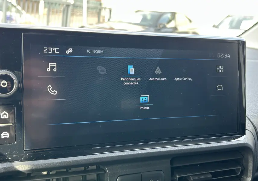 Écran tactile central du tableau de bord du Peugeot Partner Fourgon 2025 affichant les options connectées Android Auto et Apple CarPlay.